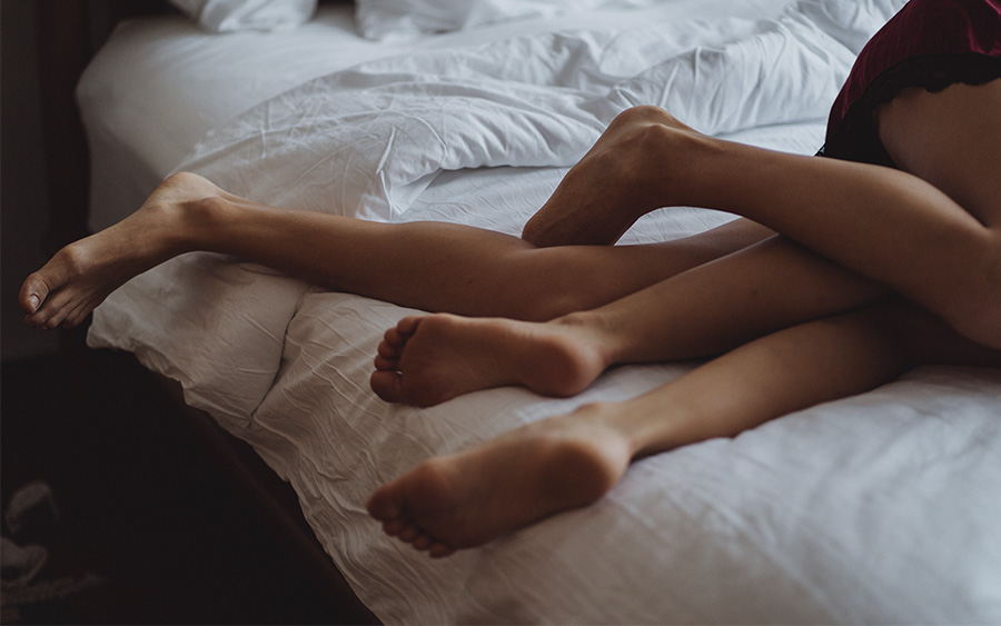 Couple in bed in a moment of intimacy and connection, representing the importance of knowing the keys for a long-term relationship.